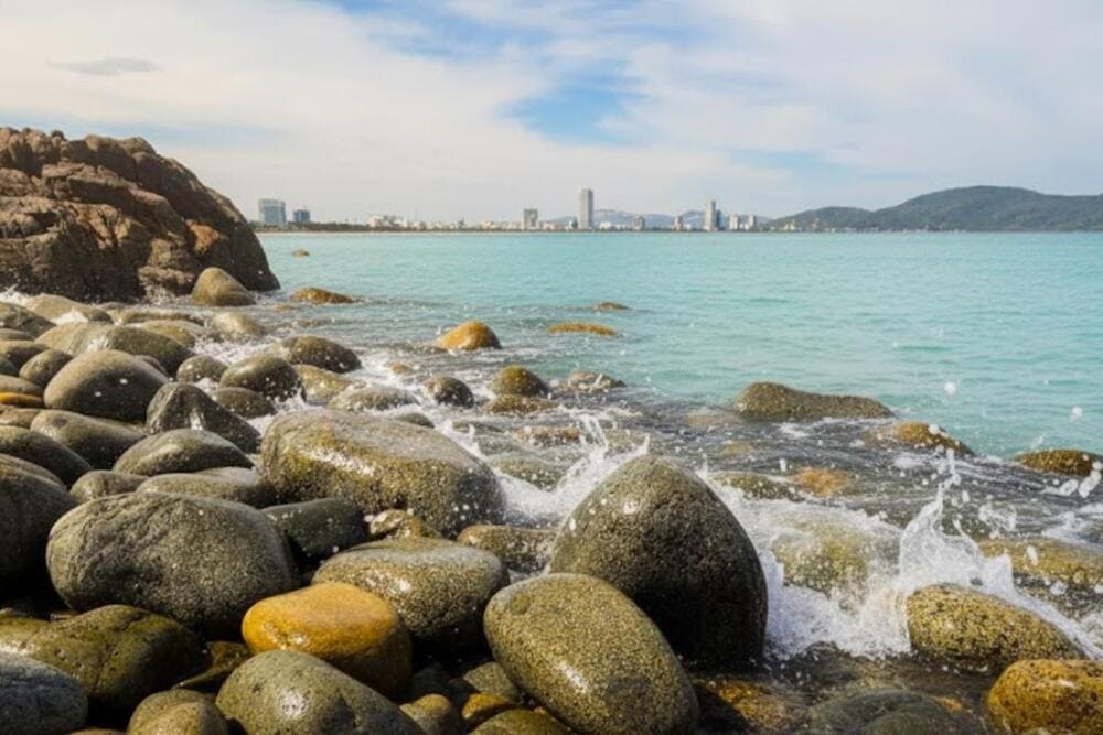 N&ecirc;n đi buổi s&aacute;ng sớm hoặc chiều m&aacute;t, mang gi&agrave;y dễ di chuyển tr&ecirc;n đ&aacute;.